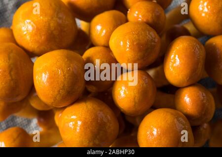 Materie organiche Nameko giapponese di funghi in un grappolo Foto Stock