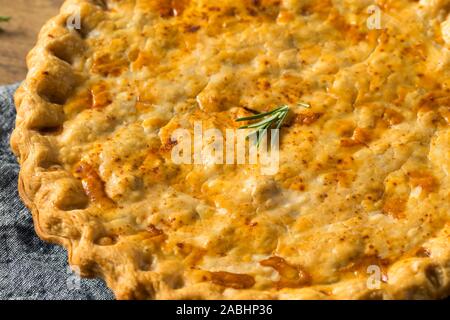 In casa Candaian Tourtiere torta a base di carne con patate e cipolla Foto Stock