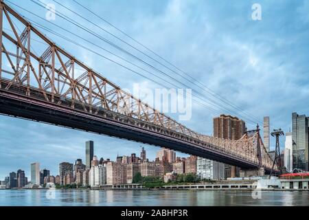 Immagine a colori ed Koch Queensboro Bridge in Manhattan, New York City, Stati Uniti d'America Foto Stock