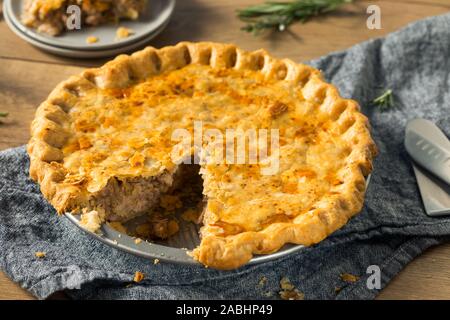 In casa Candaian Tourtiere torta a base di carne con patate e cipolla Foto Stock