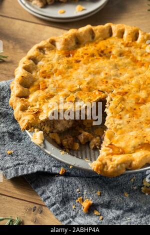 In casa Candaian Tourtiere torta a base di carne con patate e cipolla Foto Stock