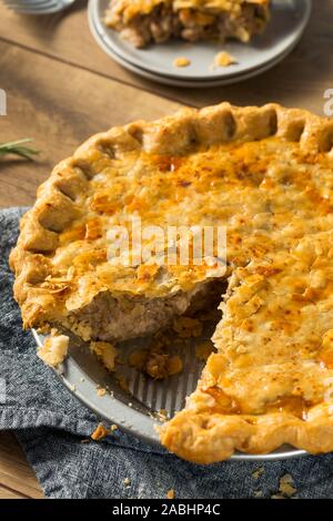 In casa Candaian Tourtiere torta a base di carne con patate e cipolla Foto Stock