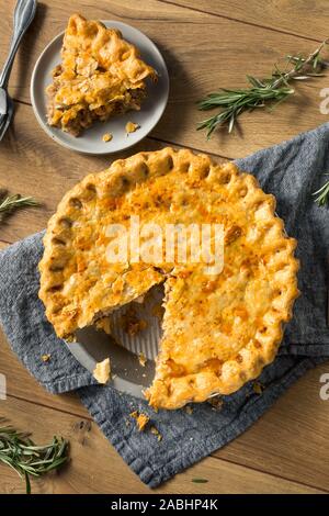 In casa Candaian Tourtiere torta a base di carne con patate e cipolla Foto Stock