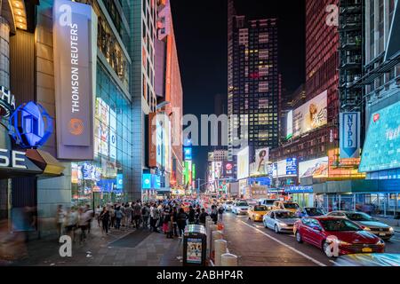 Manhattan New York, USA 9.9.2019 2 color image Times Square con i turisti. Iconified come crocevia del mondo è illuminato Foto Stock