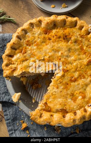 In casa Candaian Tourtiere torta a base di carne con patate e cipolla Foto Stock