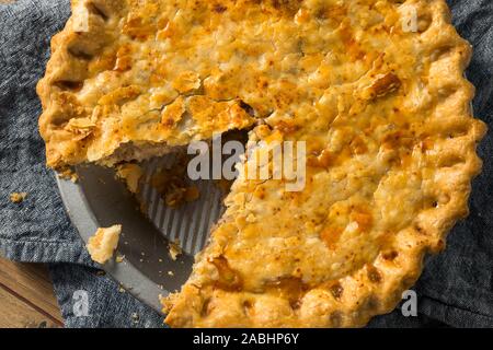 In casa Candaian Tourtiere torta a base di carne con patate e cipolla Foto Stock