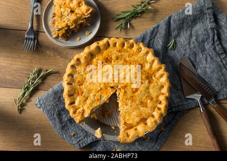 In casa Candaian Tourtiere torta a base di carne con patate e cipolla Foto Stock