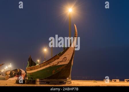 Immagine di colore tipico portoghese vecchie barche di pescatori sulla spiaggia di Costa da Caparica Portugal Foto Stock