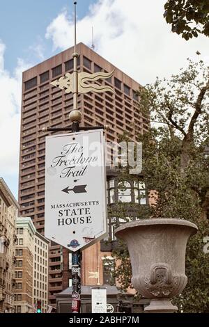 Boston, Massachusetts - Ottobre 4th, 2019: Segno lungo il Freedom Trail percorso, che indica la direzione di Massachusetts State House nel centro cittadino di Boston Foto Stock