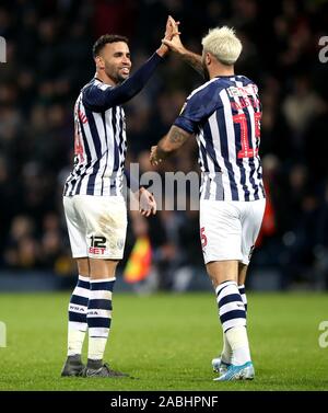 West Bromwich Albion di Charlie Austin (destra) punteggio celebra il suo lato del quarto obiettivo del gioco con il compagno di squadra Hal Robson-Kanu durante il cielo di scommessa match del campionato al The Hawthorns, West Bromwich. Foto Stock