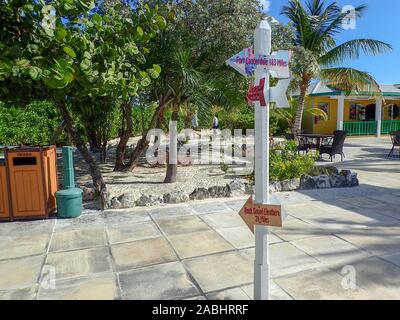 Half Moon Cay/Bahamas-10/31/19: un post con le frecce che mostrano la direzione e quante miglia Half Moon Cay, Bahamas è da Fort Lauderdale, FL e El Foto Stock