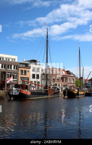 Storico di navi a vela in Galgewater canal In Leiden, Paesi Bassi. Foto Stock