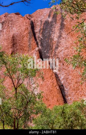 La passeggiata Mala va dal parcheggio di Mala alla Gola di Kantju lungo la base di Uluru (Ayres Rock). Uluru, territorio del Nord, Australia Foto Stock