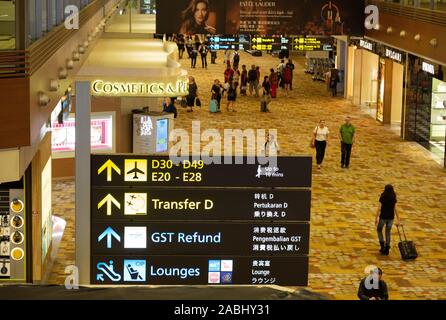 L'Aeroporto Changi di Singapore - Vista interna dei passeggeri nel terminale, Singapore Changi Foto Stock