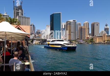 Sydney Harbour ferry; il Manly il traghetto veloce lasciando Circular Quay, Porto di Sydney, Sydney Australia Foto Stock