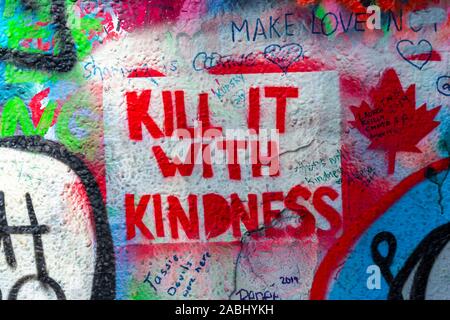 Ucciderlo con gentilezza, colorati graffiti sul muro di John Lennon, Praga, Boemia, Repubblica Ceca Foto Stock