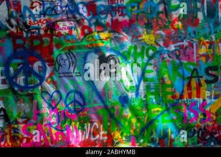 Segno di pace e di cuore, colorati graffiti sul muro di John Lennon, Praga, Boemia, Repubblica Ceca Foto Stock