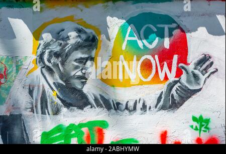 Agire ora, colorati graffiti sul muro di John Lennon, Praga, Boemia, Repubblica Ceca Foto Stock