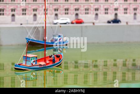 La barca di salvataggio, soccorritore e cane, scena in miniatura Foto Stock