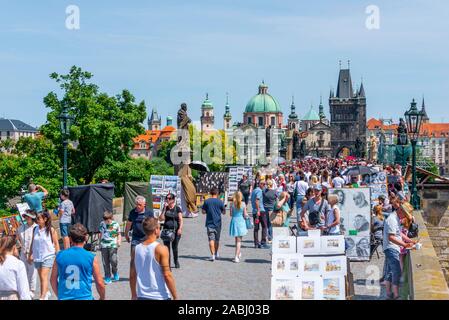 La folla di turisti sul Ponte Carlo, Torre del Ponte della Città Vecchia e la cupola della chiesa dei Cavalieri della Croce, Praga, Boemia, Repubblica Ceca Foto Stock