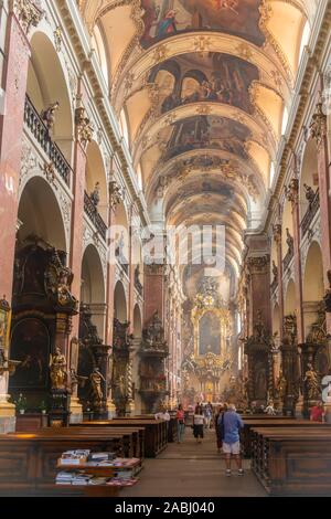 Vista interna, navata con santuario, inizio alla chiesa barocca di San Salvator, Kostel Nejsvetejsiho Salvatora, Città Vecchia, Praga, Boemia, Repubblica Ceca Foto Stock