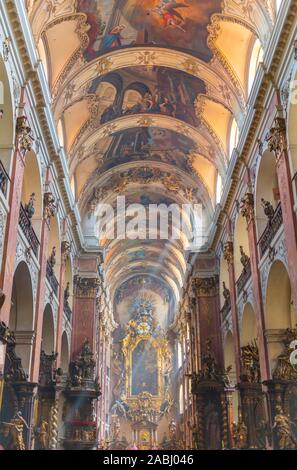 Vista interna, navata con santuario, inizio alla chiesa barocca di San Salvator, Kostel Nejsvetejsiho Salvatora, Città Vecchia, Praga, Boemia, Repubblica Ceca Foto Stock