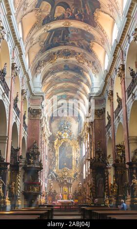 Vista interna, navata con santuario, inizio alla chiesa barocca di San Salvator, Kostel Nejsvetejsiho Salvatora, Città Vecchia, Praga, Boemia, Repubblica Ceca Foto Stock