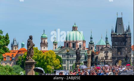 La folla di turisti sul Ponte Carlo, Torre del Ponte della Città Vecchia e la cupola della chiesa dei Cavalieri della Croce, Praga, Boemia, Repubblica Ceca Foto Stock