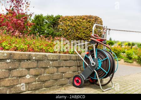 Carrello flessibile per impianti di irrigazione o in giardino Foto Stock