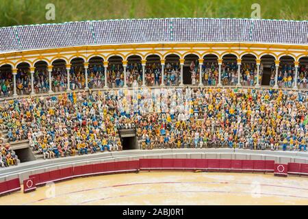 La gente sulle tribune della famosa arena, miniaturizzato Foto Stock