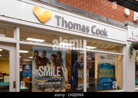 Ex Thomas Cook store ora negoziazione come Hays Travel con manifesti nella finestra prima di negozio di fronte alterazioni, mugnai a piedi, Fakenham, Norfolk, Inghilterra, Regno Unito Foto Stock