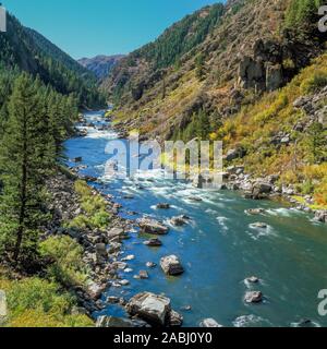 Madison nel fiume beartrap canyon di lee metcalf deserto vicino a norris, montana Foto Stock