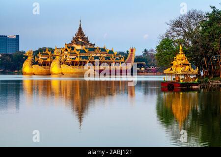 La Karaweik, Lago Kandawgyi, Yangon, Myanmar. Foto Stock