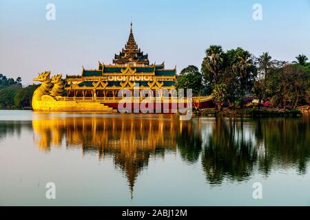 La Karaweik, Lago Kandawgyi, Yangon, Myanmar. Foto Stock