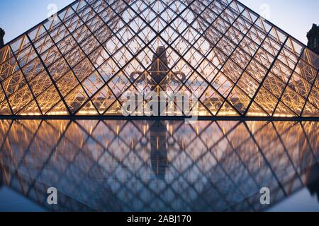 Parigi, Francia - 6 luglio: la Piramide del Louvre al crepuscolo durante il Michelangelo Pistoletto mostra il 6 luglio 2013 a Parigi Foto Stock