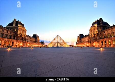 Parigi, Francia - 6 luglio: la Piramide del Louvre al crepuscolo durante il Michelangelo Pistoletto mostra il 6 luglio 2013 a Parigi Foto Stock