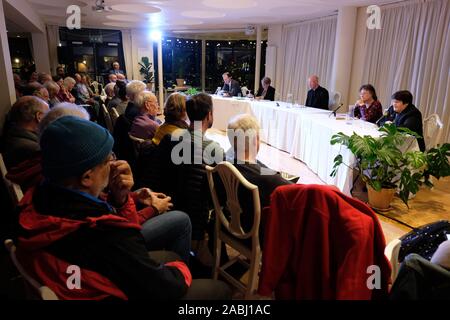 Hereford, Herefordshire, Regno Unito - Mercoledì 27 Novembre 2019 - candidati politici dal conservatore, manodopera, i liberali democratici e i partiti verdi parlare in sponda sinistra Village durante una serata hustings politico evento. Tory Jesse Norman cerca rielezione come MP per Hereford e South Herefordshire circoscrizione. Foto Steven Maggio / Alamy Live News Foto Stock