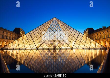 Parigi, Francia - 6 luglio: la Piramide del Louvre al crepuscolo durante il Michelangelo Pistoletto mostra il 6 luglio 2013 a Parigi Foto Stock