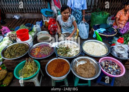 Un cibo colorato stallo a 26th Street Market, Yangon, Myanmar. Foto Stock