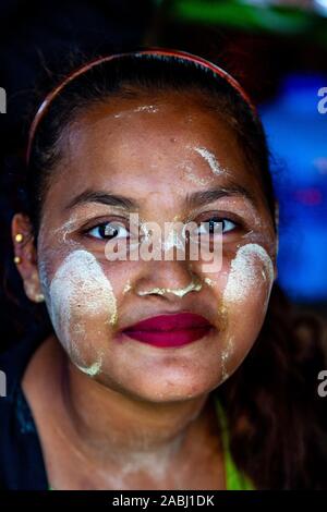 Un ritratto di una giovane donna birmana, Yangon, Myanmar. Foto Stock