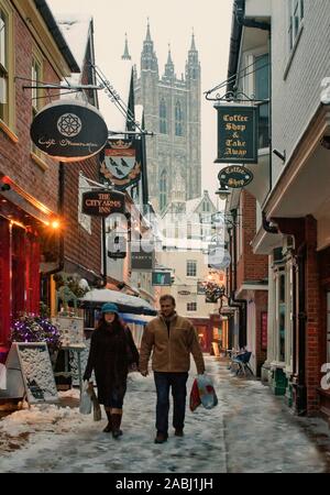 Canterbury,Shopping di Natale,nell',Snow,macelleria Lane, Canterbury Cathedral,le luci di Natale Foto Stock