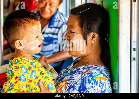 La popolazione locale che viaggiano sul Yangon Circle Line, Yangon, Myanmar. Foto Stock