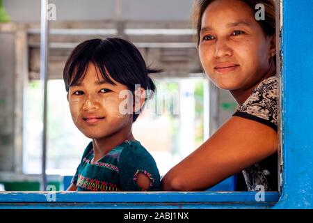 La popolazione locale che viaggiano sul Yangon Circle Line, Yangon, Myanmar. Foto Stock