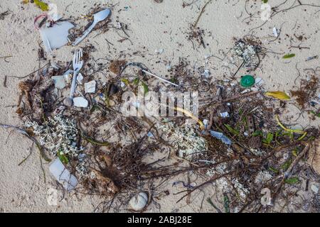 Piccolo campione di immondizia di plastica trovati su una spiaggia isolata lungo la Riviera Maya del Messico nei pressi di Tulum Foto Stock