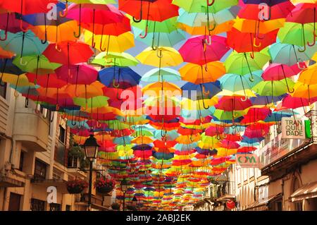 Ombrelloni colorati in strada. Agueda, Portogallo Foto Stock