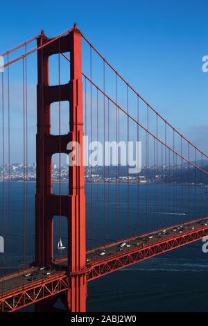 Parole chiave: Golden, Gate bridge, San Francisco Golden Gate bridge di san francisco, rosso, al crepuscolo, di notte, Tramonto, oceano, città, viaggi, skyline, blu, baia Foto Stock