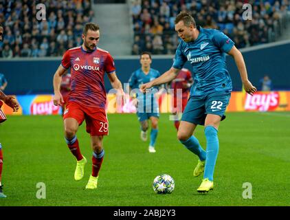 San Pietroburgo, Russia. 27 Nov, 2019. La Russia. San Pietroburgo. Novembre 27, 2019. Lione i giocatori Luca Tuzar e Zenit Artem Dziuba (da sinistra a destra) nella UEFA Champions League match tra lo zenit (St. Pietroburgo, Russia) e Lione (Lione, Francia) squadre. Credito: Andrey Pronin/ZUMA filo/Alamy Live News Foto Stock