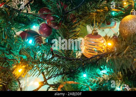 Colorate le luci fairy e baubles decorare un albero di Natale. Foto Stock