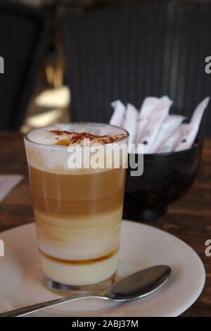 Barraquito-tipo di caffè nella caffetteria servita in un vetro trasparente vetro per osservare gli strati Foto Stock