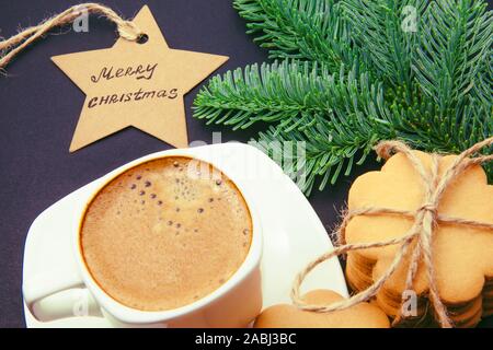 Buon Natale, una tazza di caffè e biscotti di Natale. Foto Stock